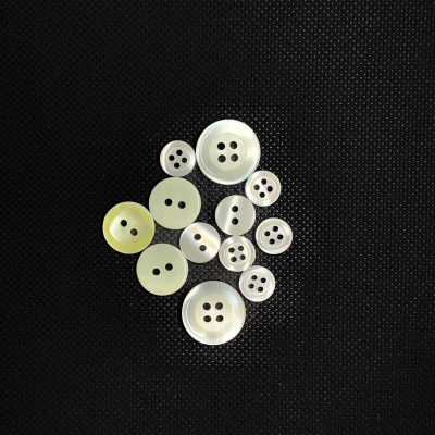 Polyester imitation mother-of-pearl buttons